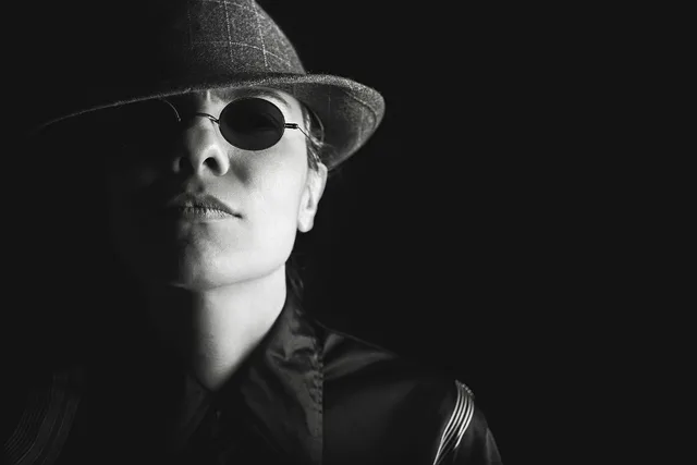 mand, hat, briller, gangster, hårdt, holdning, sejhed, human, voksen, forbrydelse, detektiv, business mand, unge, kriminel, karakter, kostume, professionel, uniform, tyv, myndighed, spion, vagt, sikkerhed, beskyttelse, person, overvågning, officer, fedora, ansigt, solbriller. Leverandørtjek i dansk erhverv: Sådan undersøger du en leverandør før aftale